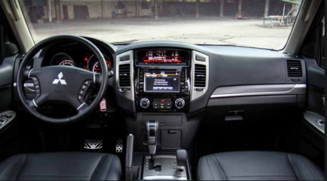 2020 Mitsubishi Pajero interior
