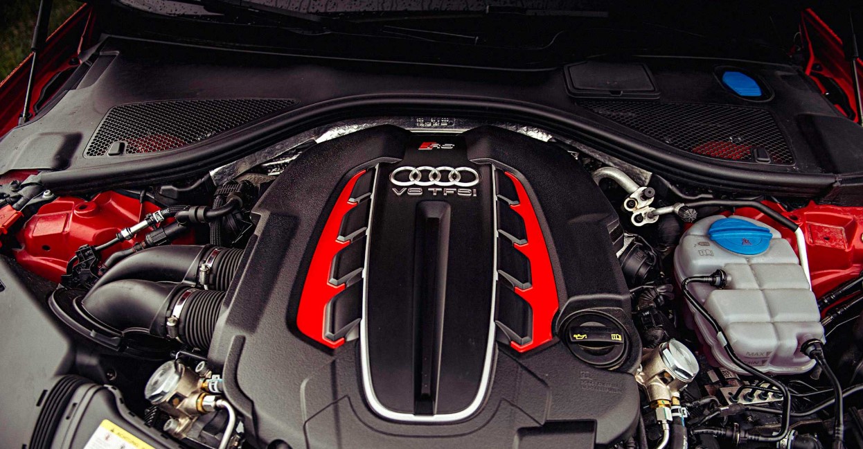 2020 Audi RS6 Avant Engine
